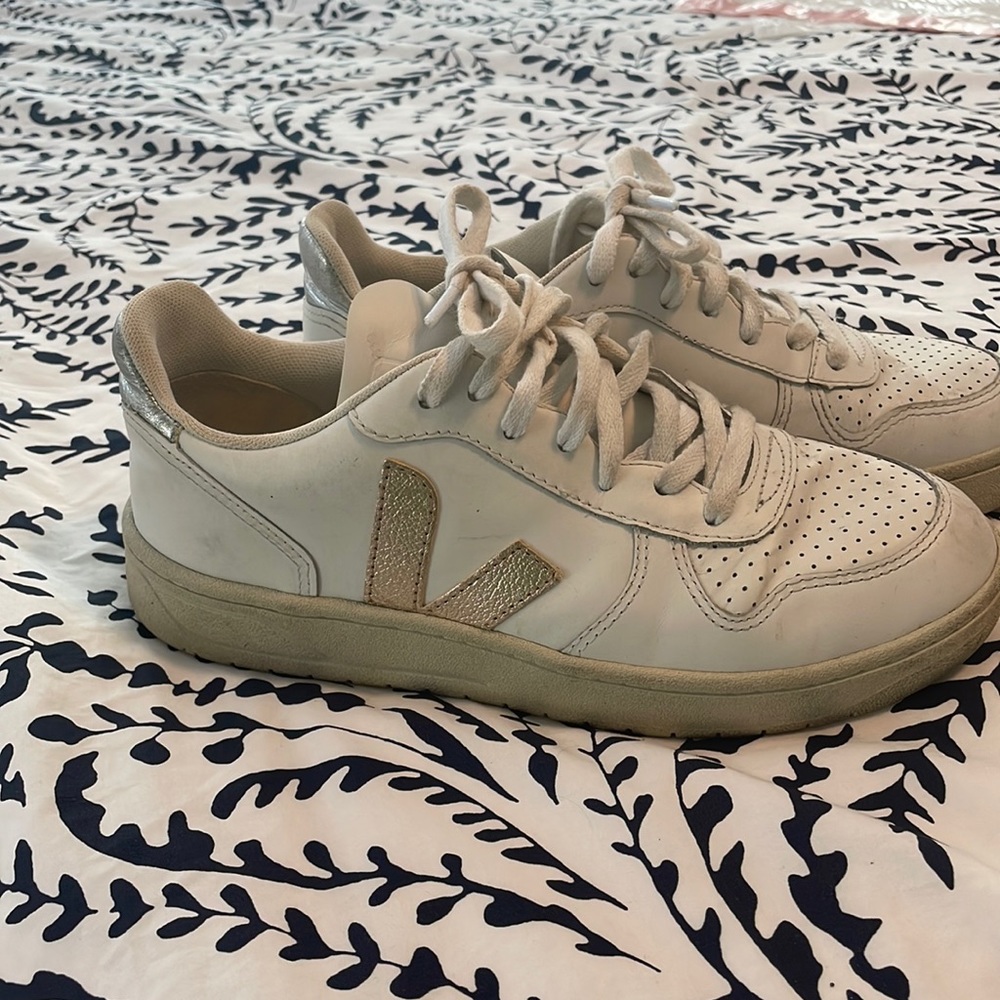 Veja V-10 Sneakers in rose gold and silver